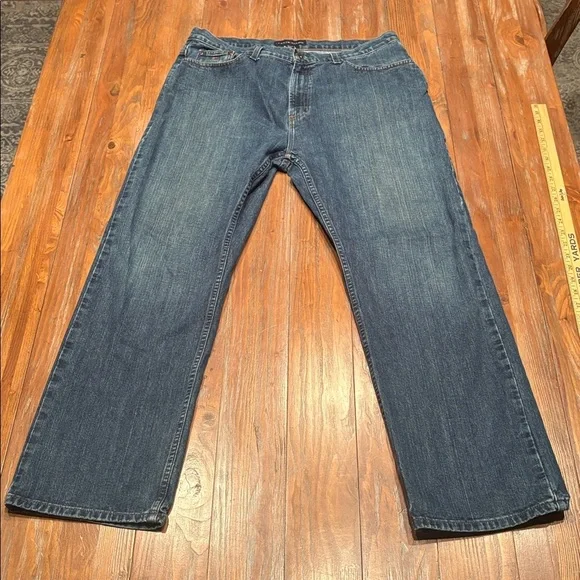Tommy Hilfiger Men's 36x30 Classic Fit Jeans Medium Wash Blue Denim - Picture 1 of 7
